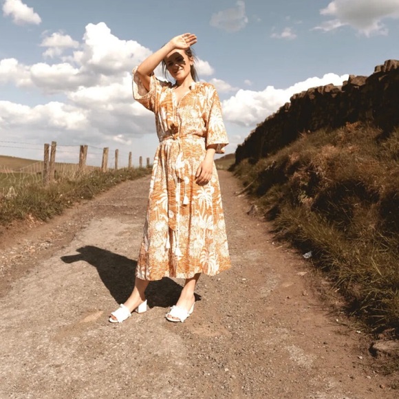 Desmond & Dempsey x H&M
Orange Linen Midi Kaftan
Dress size S belt not included - Picture 5 of 5